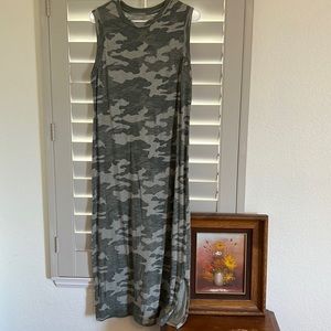 Muscle Tee dress only worn once. Camo print size Medium by Universal Threads.
